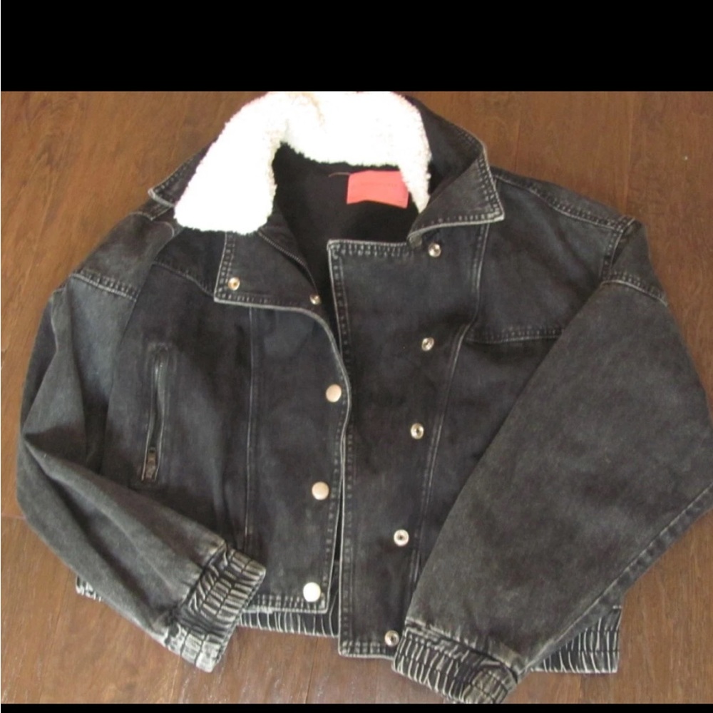 Women's Black  cropped denim Jacket with sherpa  Collar signature size medium
